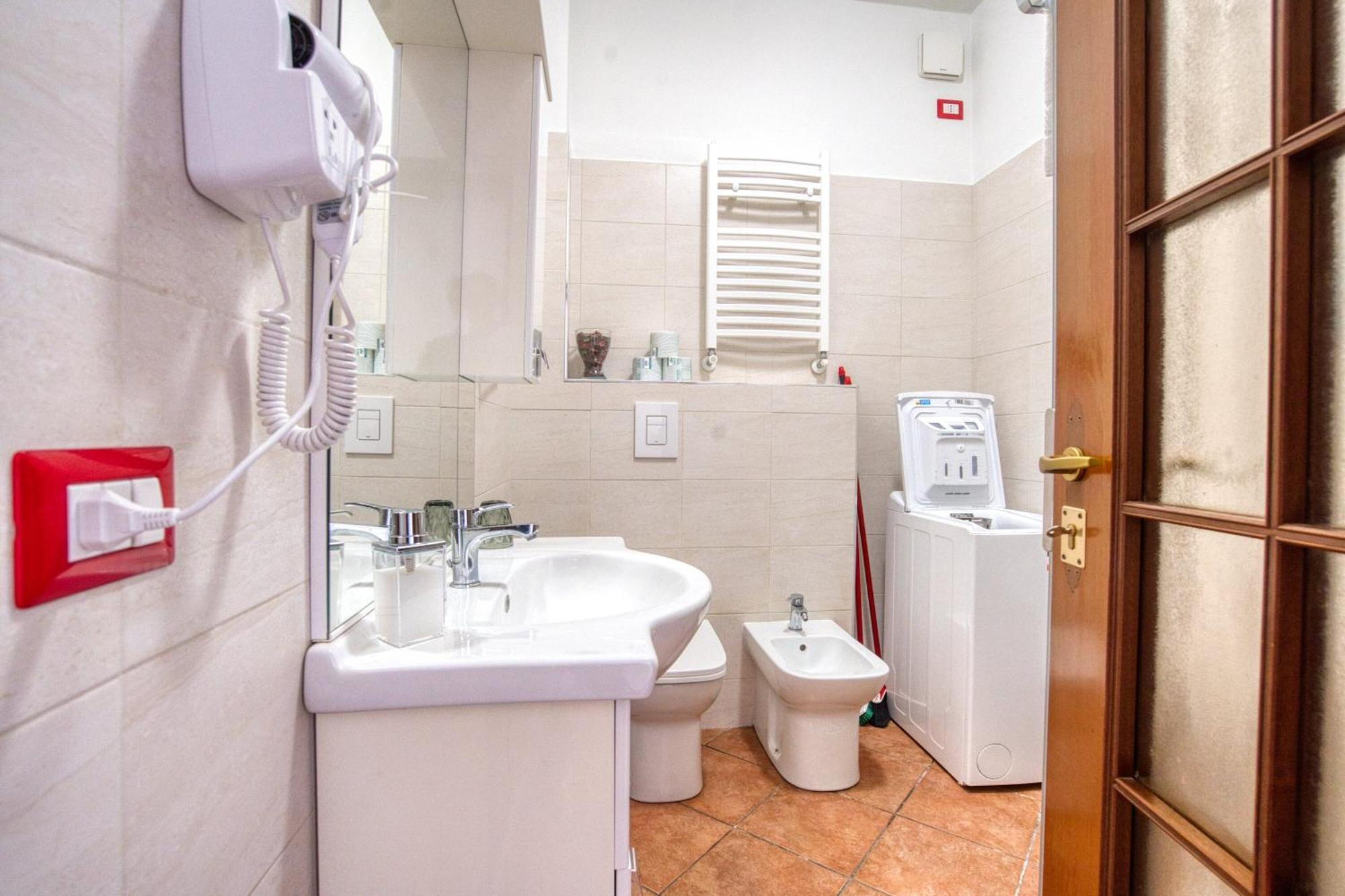 Dieghouse - Monolocale Con Cortile In Corte Lombarda Vicino Al Centro Монца Экстерьер фото